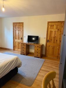 TV a/nebo společenská místnost v ubytování #3 - Spacious Ensuite Double Room with Sofa in Leitrim