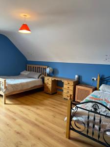 Postel nebo postele na pokoji v ubytování #3 - Spacious Ensuite Double Room with Sofa in Leitrim