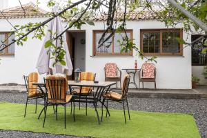 stół i krzesła przed domem w obiekcie CASA CRUZ EL LLANO w mieście El Pinar