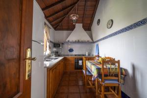 Kuchnia lub aneks kuchenny w obiekcie CASA CRUZ EL LLANO