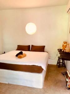 ein Schlafzimmer mit einem großen weißen Bett in einem Zimmer in der Unterkunft Pai casita resort ,Mud house -5mins from city in Kampong Huaibū