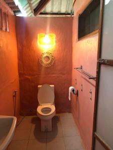 ein kleines Badezimmer mit Toilette und Waschbecken in der Unterkunft Pai casita resort ,Mud house -5mins from city in Kampong Huaibū
