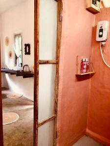 ein Badezimmer mit einer offenen Tür in einem Zimmer in der Unterkunft Pai casita resort ,Mud house -5mins from city in Kampong Huaibū