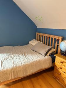 Voodi või voodid majutusasutuse #3 - Spacious Ensuite Double Room with Sofa in Leitrim toas