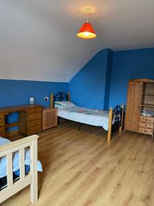 Voodi või voodid majutusasutuse #3 - Spacious Ensuite Double Room with Sofa in Leitrim toas