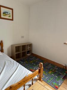 Voodi või voodid majutusasutuse #3 - Spacious Ensuite Double Room with Sofa in Leitrim toas
