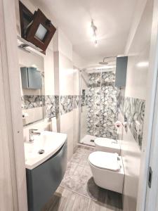 un bagno bianco con lavandino e WC di Borgo Sant'Antonio a Santeramo in Colle Altre 2 foto