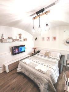 una camera da letto con un letto e una TV a schermo piatto di Borgo Sant'Antonio a Santeramo in Colle