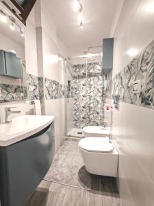 un bagno con wc, lavandino e doccia di Borgo Sant'Antonio a Santeramo in Colle