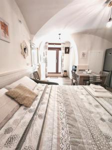 una camera con un grande letto di Borgo Sant'Antonio a Santeramo in Colle