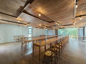 a large room with wooden tables and chairs at Yingde YeDuGu Resort in Gaozhoupu +106 photos