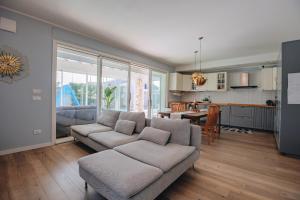 ペスキエーラ・デル・ガルダにあるVilla Dolce Peschieraのソファとキッチンのあるリビングルーム