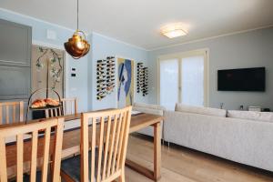 ペスキエーラ・デル・ガルダにあるVilla Dolce Peschieraのソファとテーブルのあるリビングルーム