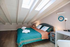 ペスキエーラ・デル・ガルダにあるVilla Dolce Peschieraのベッドルーム1室(ベッド1台、動物2匹の詰め物付) +42枚の写真