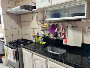 a kitchen with a sink and a counter top at Apto estratégico COP30 in Belém