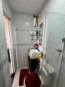 ベレンにあるApto estratégico COP30のシャワー、洗面台、トイレ付きのバスルーム +2枚の写真