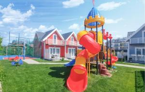 Un parque infantil con un tobogán en un patio en Lovely Home In Sarbinowo With Wifi, en Sarbinowo