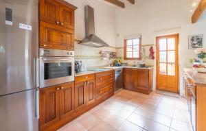 Dapur atau dapur kecil di Awesome Home In Andratx With Wi-Fi