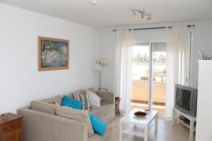 Televisyen dan/atau pusat hiburan di Sea Views Appartment Almerimar 2D