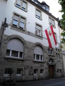 un edificio con una bandera china delante de él en Villa Cella, en Zell an der Mosel