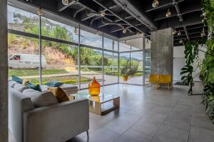 Χώρος καθιστικού στο 15minPOBLADO-LUXURY-Sabaneta