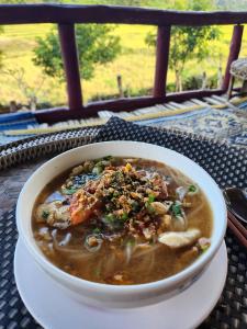 un bol de soupe assis sur une table dans l'établissement Nakhoun café and farmstay, à Ban Naphô