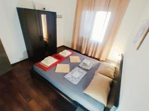 Posteľ alebo postele v izbe v ubytovaní Mila Pet friendly holiday house with private place on the beach