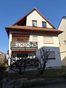 a house with a balcony on the side of it at Apartes Studio am Bodensee - Balkon, Parkplatz, WIFI in Hagnau