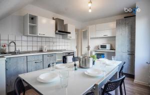 Η κουζίνα ή μικρή κουζίνα στο BEGE APARTMENTS Work Essentials