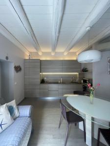 a living room with a couch and a table at L'angolo di mare [Centro di Sirolo] in Sirolo