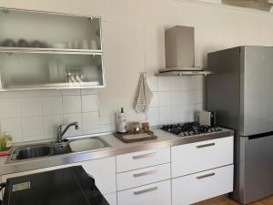 Η κουζίνα ή μικρή κουζίνα στο A due passi da Piazza +8 φωτογραφίες