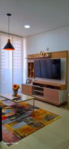 un salon avec une grande télévision à écran plat dans l'établissement Samaria club de playa apartamento 707 torre 1, à Gaira 37 autres photos