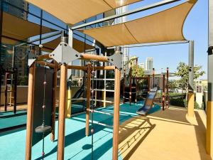 een speeltuin in een gebouw met een glijbaan en schommels bij 60th High Floor - full World islands, Downtown and Ocean View - high quality Design and Furniture - 2 Bedroom in Dubai
