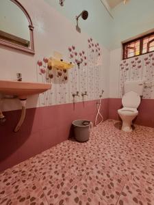 Koupelna v ubytování Souparnika Homestay Varkala + 9 fotografií