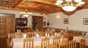 uma sala de jantar com uma mesa longa e cadeiras em Hostal Las Grullas em Tornos