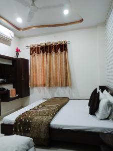 Ένα ή περισσότερα κρεβάτια σε δωμάτιο στο Hotel Vrandavan Palace Near Mahakal Temple