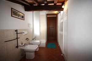 A bathroom at La Terrazza sulla Val d'Orcia
