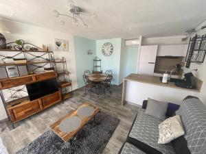 Televízia a/alebo spoločenská miestnosť v ubytovaní Appartement climatisé avec balcon, piscine et parking au Cap d'Agde - FR-1-723-50