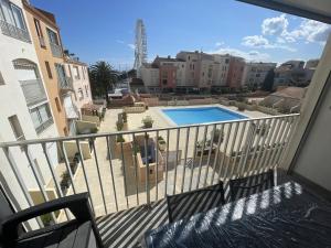 Bazén v ubytovaní Appartement climatisé avec balcon, piscine et parking au Cap d'Agde - FR-1-723-50 alebo v jeho blízkosti