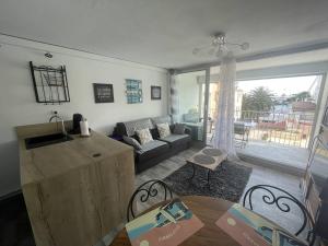Posedenie v ubytovaní Appartement climatisé avec balcon, piscine et parking au Cap d'Agde - FR-1-723-50
