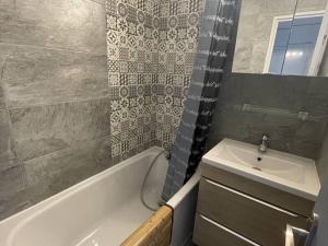 Kúpeľňa v ubytovaní Appartement climatisé avec balcon, piscine et parking au Cap d'Agde - FR-1-723-50