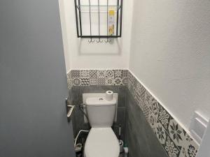 Kúpeľňa v ubytovaní Appartement climatisé avec balcon, piscine et parking au Cap d'Agde - FR-1-723-50 + 3 fotografie