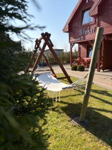 un'altalena nel cortile di una casa di Błękit a Sarbinowo