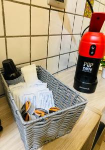 Una canasta colocada encima de un mostrador junto a una cafetera. en Casa Via Dante, en San Cataldo