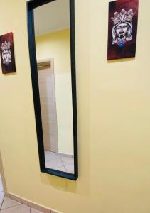 espejo en el baño con dos cuadros en la pared en Casa Via Dante, en San Cataldo