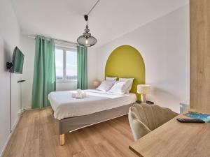 Ένα ή περισσότερα κρεβάτια σε δωμάτιο στο Appartement Troyes - 3 Bedrooms Parking Free Netflix