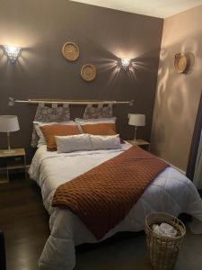 a bedroom with a large bed and two lamps at Villa Buff-ô-T'iu - 3 chambres in Courgeac +9 photos