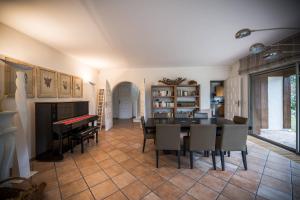 una sala da pranzo con tavolo e pianoforte di Villa Doña Sol a La Teste-de-Buch
