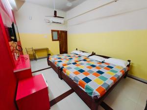 SAlBALA LODGE - AC ROOMS WITH COOKING FACILITIES Near CMC客房内的一张或多张床位