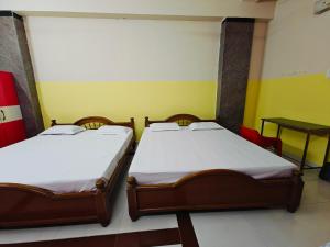 SAlBALA LODGE - AC ROOMS WITH COOKING FACILITIES Near CMC客房内的一张或多张床位